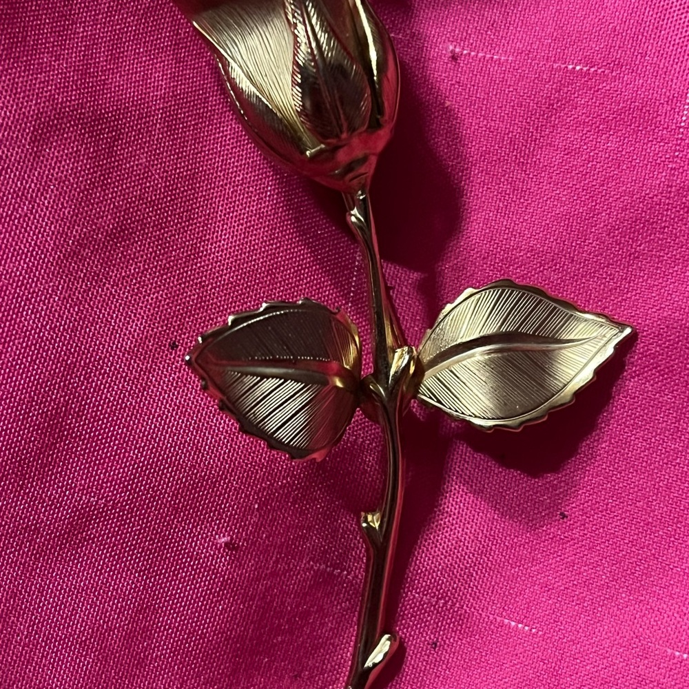 Elegant Gold Rose Brooch